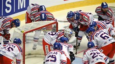 eský hokejový tým shromádný kolem brankáe Pavla Francouze.