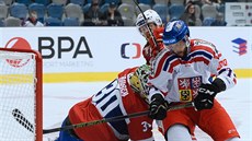 eský hokejista Tomá Hyka ped brankou norského gólmana Larse Haugena