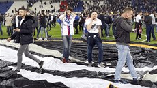 Lyonští fanoušci pronikli před zápasem s Besiktasem na hrací plochu. Utekli tam...