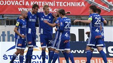 Olomoučtí fotbalisté slaví gól proti Varnsdorfu.