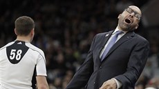 Dave Fizdale, trenér Memphisu, trpí u zápasu se San Antoniem.