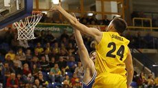 Jakub �i�ina (v pop�edí) z Opavy zakon�uje na ko� USK Praha.