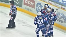 Brněnští hokejisté slaví gól proti Liberci.