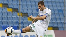 Admir Ljevakovič z Teplic si zpracovává míč.