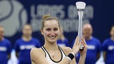 eský fedcupový tým pi losování semifinále v USA, vlevo Markéta Vondrouová.