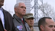 Americký viceprezident Mike Pence pi návtv  demilitarizované zóny na...