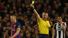 Andrés Iniesta z Barcelony dostává lutou kartu v utkání Ligy mistr proti...