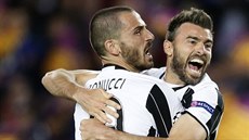 VYNULOVALI BARCELONU. Obránci Juventusu Andrea Barzagli (vlevo) a Leonardo...