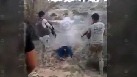 Zábr z videa, které naznauje zloiny egyptské armády na Sinaji.