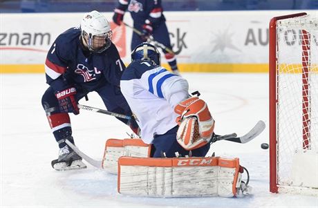 Mistrovství svta do 18 let. Braeden Tkachuk z USA a finský branká Ukko-Pekka...