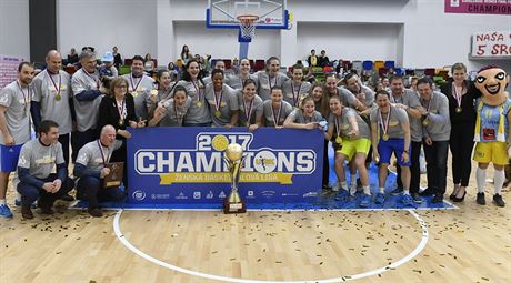 Basketbalistky USK Praha slaví eský titul. Posedmé za sebou.