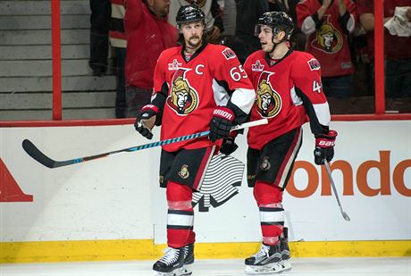Erik Karlsson (vlevo) z Ottawy patí k nejlepím obráncm souasné NHL.