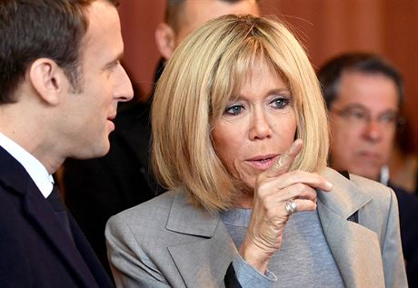 Emmanuel Macron se svou chotí Brigitte na snímku z dubna 2017.