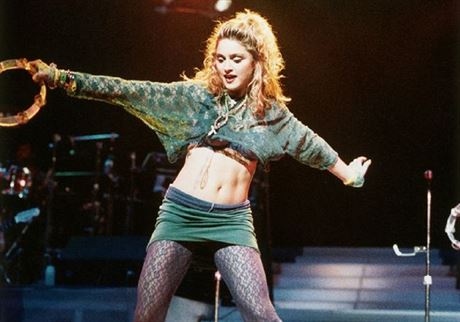Madonna v leginch vystupuje v klipu k psni Like a virgin. Nikdy si nenechala...