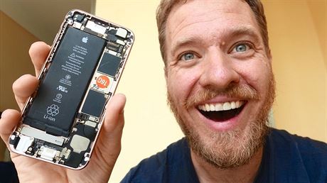 Kutil si v ín postavil vlastní iPhone z náhradních díl