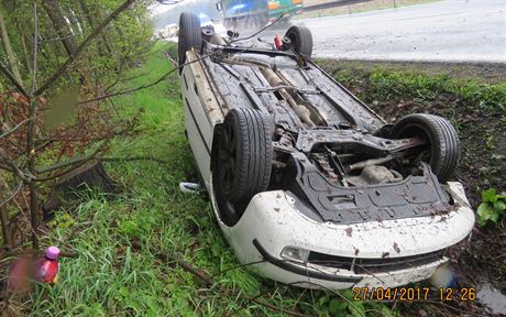 Mladá idika se lekla letícího ptáka a otoila auto na stechu. (27. dubna...