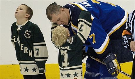 Takhle se tyletý Brady Tkachuk v roce 2004 vrhal kolem krku táty Keitha....