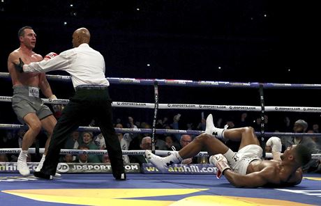 Anthony Joshua skonil na zemi, rozhod krot Vladimira Klika.