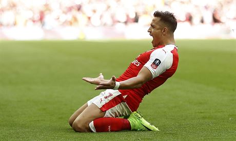 VYSTELIL FINÁLE. Alexis Sánchez slaví gól, díky nmu Arsenal vyhrál nad...
