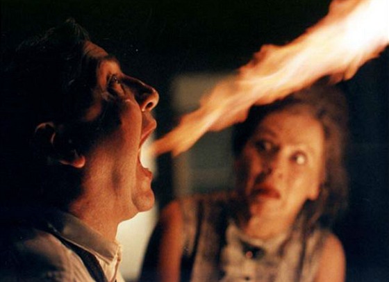 Miroslav Donutil a Simona Staová ve slavné ohnivé scén z filmu Pelíky (1999)