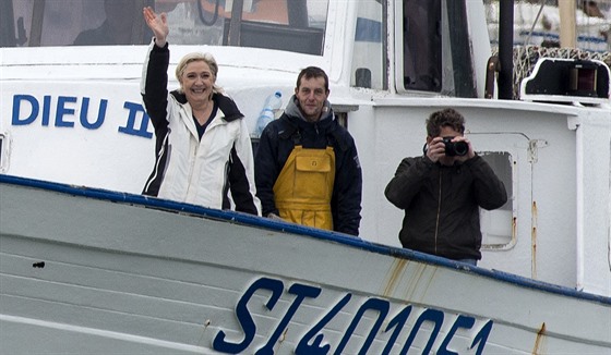 Marine Le Penová agitovala mezi rybái v Grau-du-Roi na jihu Francie (27. dubna...