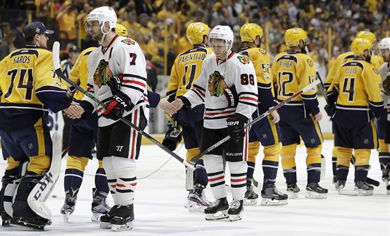 DOBOJOVÁNO. Brent Seabrook (7) a  Patrick Kane (88) Z Chicaga gratulují hrám...