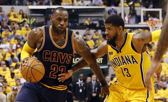 LeBron James (vlevo) z Clevelandu a Paul George z Indiany.