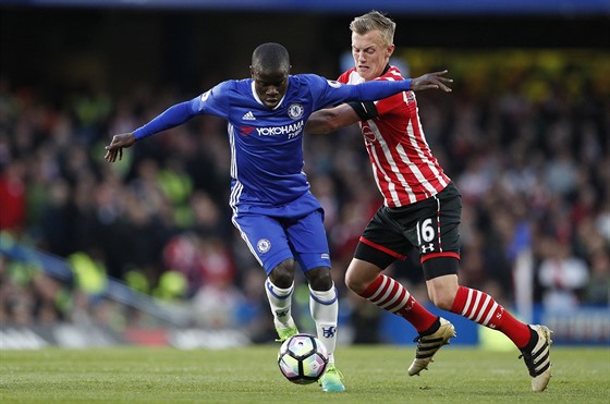 N'Golo Kanté (s míem) z Chelsea a James Ward-Prowse ze Southamptonu.