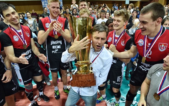 Budjovití volejbalisté se radují z titulu. S trofejí kepí trenérRené Dvoák.