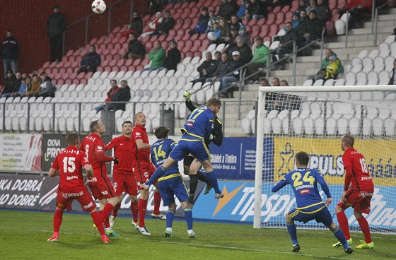 Momentka z utkání Jihlava vs. Brno (ervená). Závar ped brankou host.