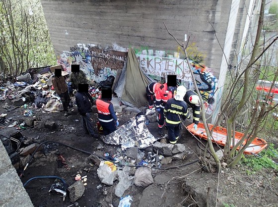 Na bezdomovce spadl pod mostem hořící přístřešek, muže zachránili hasiči -  iDNES.cz
