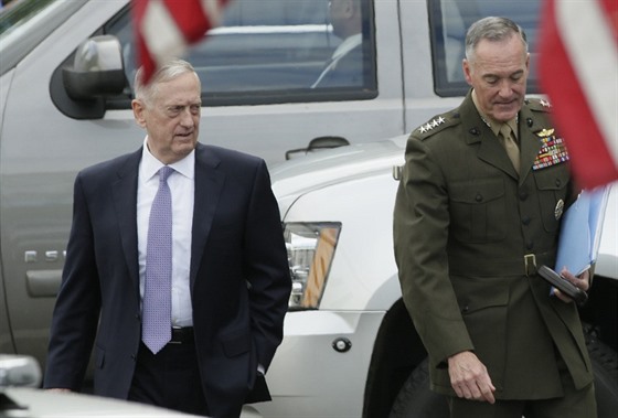 Americký ministr obrany James Mattis (vlevo) po jednání o sankcích vi KLDR...