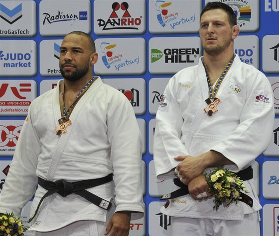 Český judista Lukáš Krpálek (vpravo) získal bronzovou medaili v kategorii nad...