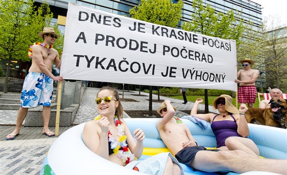 Ekologové protestovali ped praským sídlem EZ proti prodeji elektrárny...