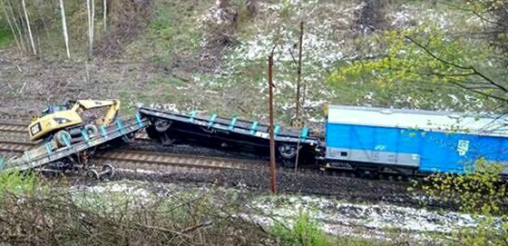 Pohled na nehodu pracovního železničního vlaku s naloženým bagrem v Havířově....