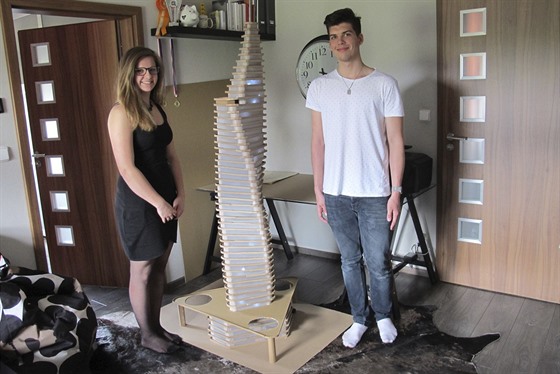 Studenti Mikuláš Ott a Kristýna Nováková staví mrakodrap z vlnité lepenky.