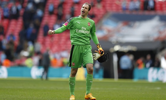 Petr ech, branká Arsenalu, se raduje po postupu do finále Anglického poháru.