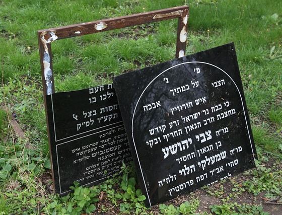 Symbolický náhrobek na místě bývalého židovského hřbitova v Prostějově, který...