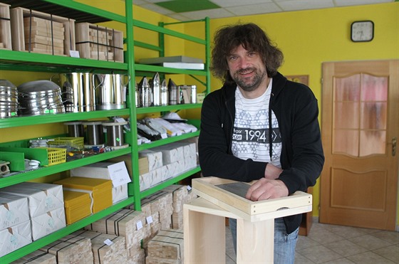 Zdeněk Kučera si začal včelařské potřeby sám vyrábět. V březnu si pak zřídil v...
