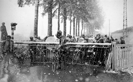PEKELNÝ RONÍK. Lutych - Bastogne - Lutych v roce 1957. Cyklisty muil sníh,...
