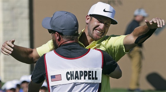 Kevin Chappell slaví po triumfu na turnaji Valero Texas Open v San Antoniu.