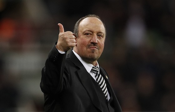 Rafael Benítez se raduje z postupu Newcastlu do Premier League.