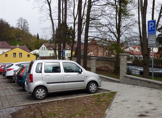 Na problémy s parkováním si stují rodie v Sokolské ulici, vyhrazená místa...