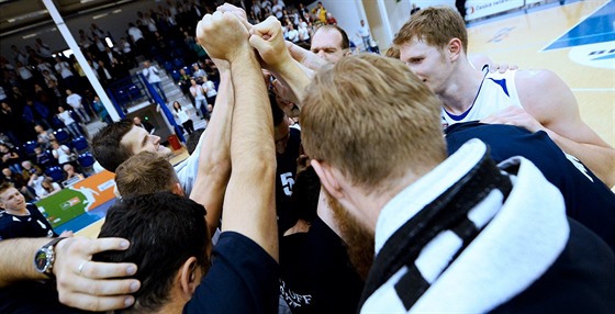 Basketbalisté Dína se radují z postupu do ligového semifinále.