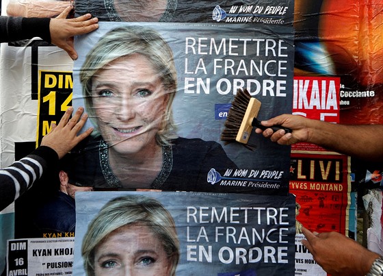 Pedvolební plakáty Marine Le Penové v Antibes (14. dubna 2017).