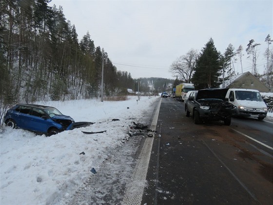 V Nových Heřminovech si sníh na silnicích vyžádal také dopravní nehodu, při...
