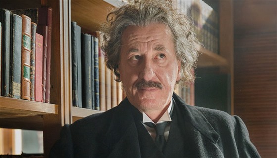 Geoffrey Rush v roli Alberta Einsteina v seriálu Génius