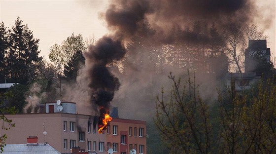 Při požáru bytu ve šternberském panelovém domě musela být kvůli kouři...