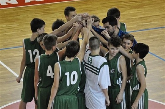 Mladí basketbalisté Kondor Liberec se svým trenérem Tomáem Masárem.