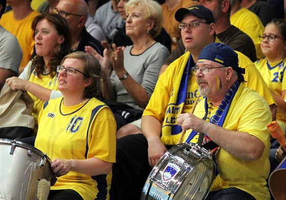 Slovinský fanouek opavských basketbalist Igor Ovak (vpravo) povzbuzuje u...